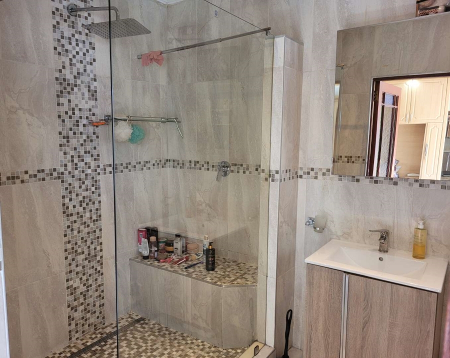 5 Bedroom Property for Sale in Goodwood Park Western Cape